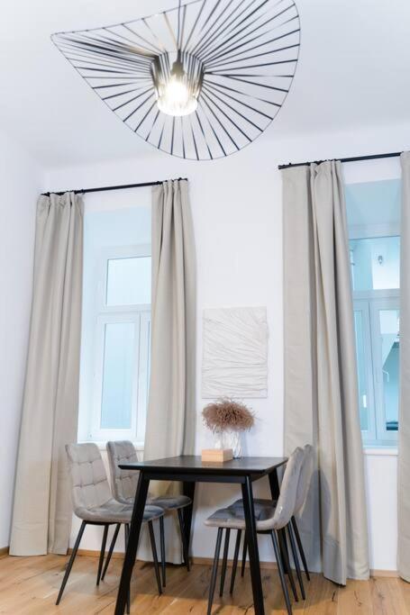 Zentrale & Ruhige 2 Zimmer - 42M² Appartement Wenen Buitenkant foto